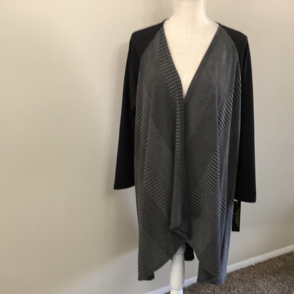 IC Collections open front, flared coverlet with grey diagonal print blk sleeves - Picture 4 of 6